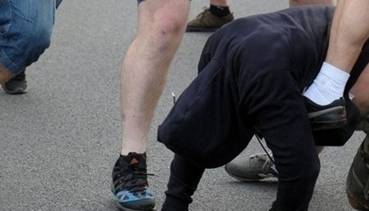 Вследствие на мелето са счупени стъклата на 2-3 автомобила / Снимката е илюстративна Вследствие на мелето са счупени стъклата на 2-3 автомобила / Снимката е илюстративна