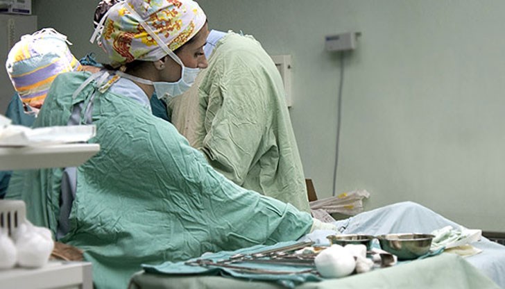 Лекарите направили изключително сложна и тежка 6 часова операция на гръбначно-мозъчен тумор на пациентката