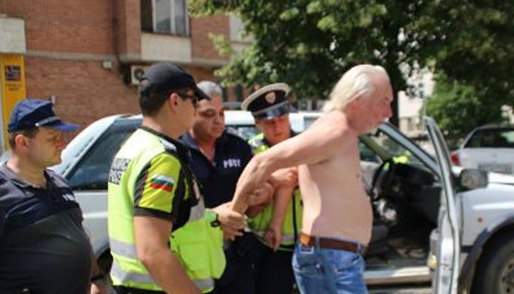 Шофьорът, който вчера се натресе в полицейски коли в Търново, е настанен в психиатрична болница