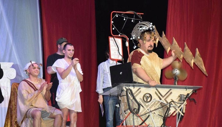 На сцената в Канев център те представиха премиерно комедията на Уди Алън – „Бог“