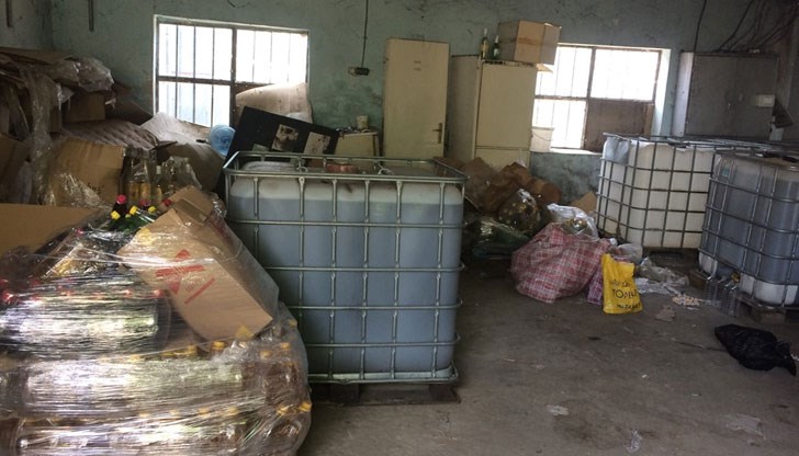 Течност с мирис и цвят на вино е намерена в помещение в Севлиево