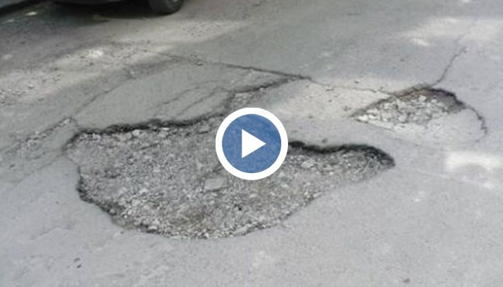 Настилката е жестоко разбита от години, но от Общината нехаят