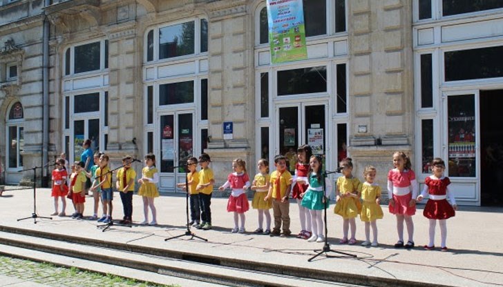 Празничният 1-ви юни започна с концерт на Общински детски център за култура и изкуство на тема „При нас е весело“