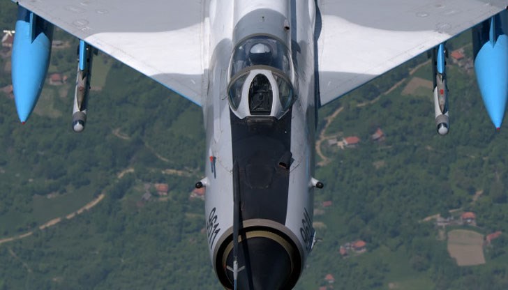 Самолетът е паднал на около осем километра от международното летище „Михаил Когълничану“ край Назарча