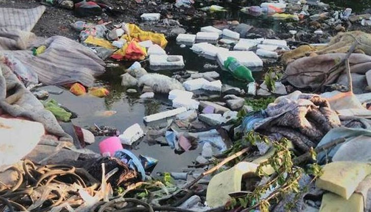 Българите в квартала са принудени да се борят с ромската немърливост и битие, подходящи за началото на 17-18 век