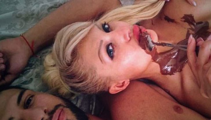 Джулиана Гани показа мръсни голи от спалнята си