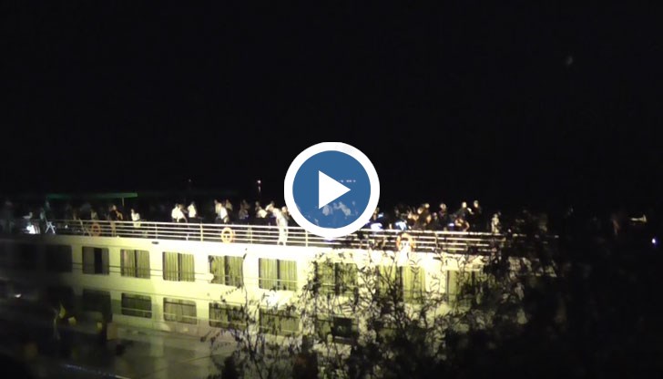 Дунавски мелодии звучаха от кораба „Вивалди”, а лазерни ефекти осветяваха нощното небе