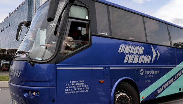 В момента пътуващите чакат друга кола на фирмата В момента пътуващите чакат друга кола на фирмата