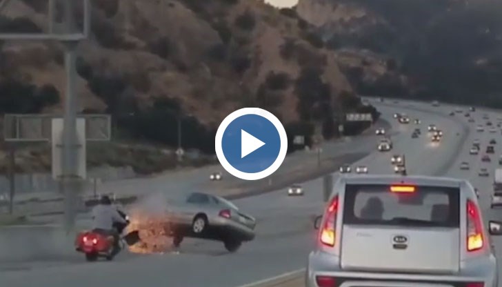 Колата се завърта, удря се в мантинелата, а след това и в пикап, който се обръща по таван по средата на пътя