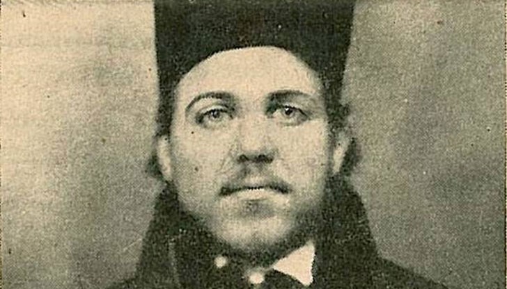 Когато се прибирал в Карлово, не оставал  у майка си, а у баба Мюнире...