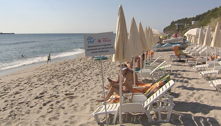 Сезонът по Черноморието официално започна, а с него и триковете на наематели на плажове