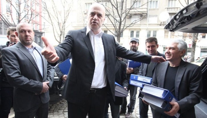 Депутатите трябва да гласуват дали приемат решенията на избирателите в началото на септември