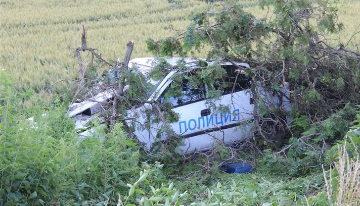 Патрулката се завъртяла и се озовала в крайпътната нива