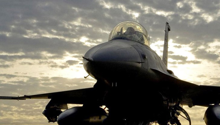 Пострадали са пилотът и технически специалист