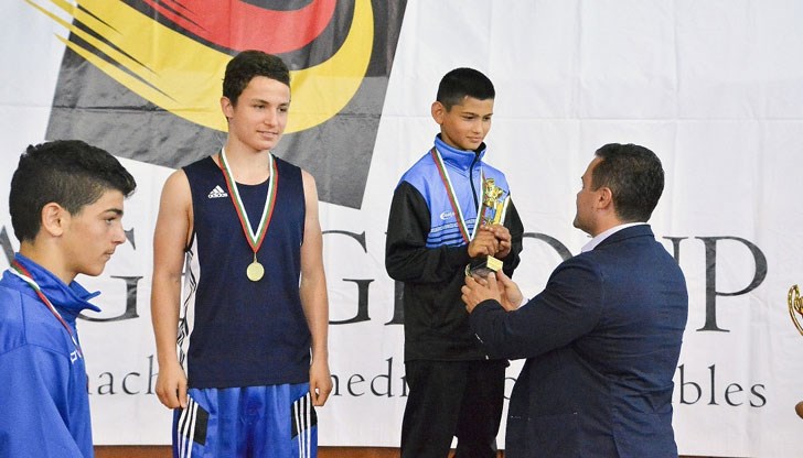 Купите на най-добре представилите се боксьори на турнира връчи народният представител от Русе г-н Пенчо Милков