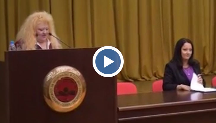 Професор Соня Докова пише тройки на студенти срещу празен лист