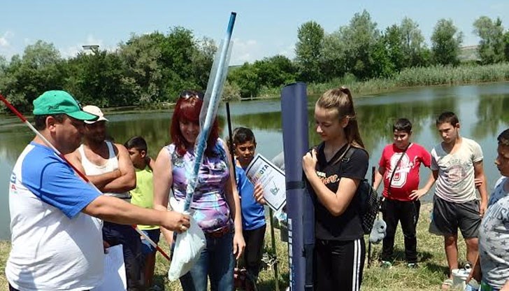В първия ден от лятната ваканция децата премериха сили и майсторски умения по улов на риба