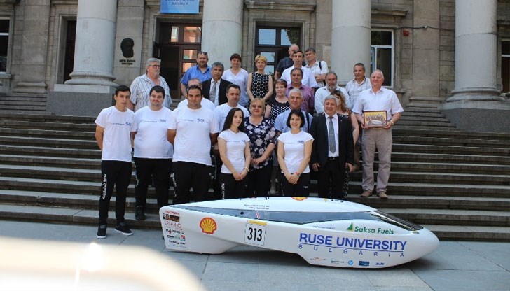 Пред РУ се състоя официално посрещане на електромобила, с който екип от студенти и преподаватели участваха в състезанието Shell eco-marathon Europе 2017