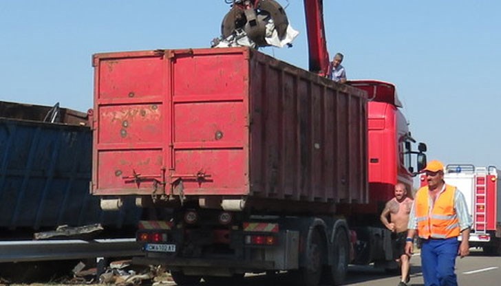Този следобед на магистралата се обърна камион със скрап