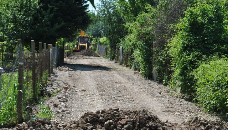 Общинското предприятие ремонтира свлякла се след последния дъжд настилка