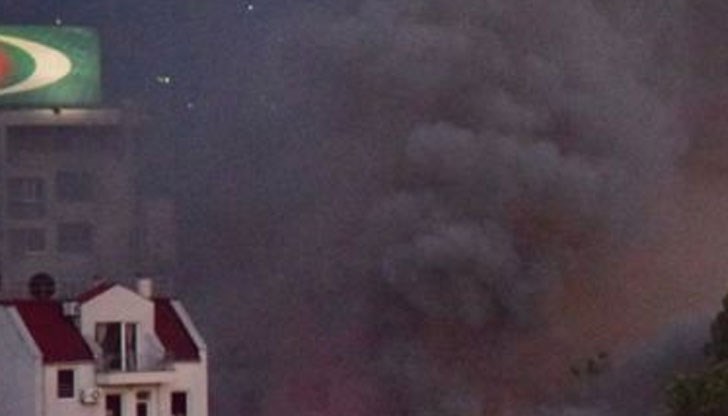 Огромен пожар тръгна от заведение на центъра