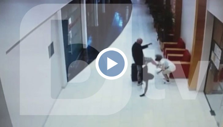 Жената чистела фоайето на хотела, когато туристът я приближава и изритва безмилостно