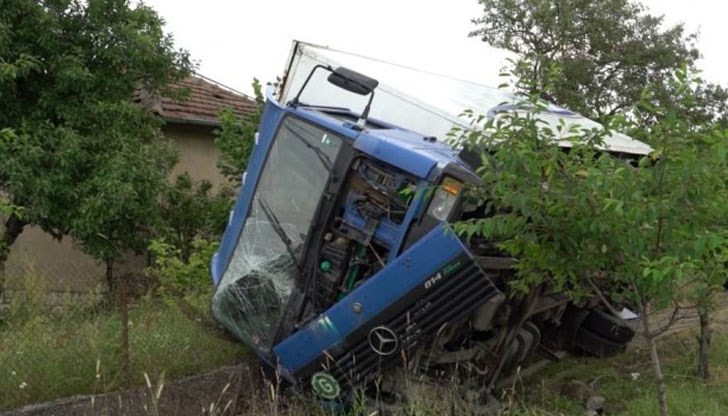 Камионът разби циментовата ограда на къщата, а това не е първият такъв инцидент в двора на Цецка