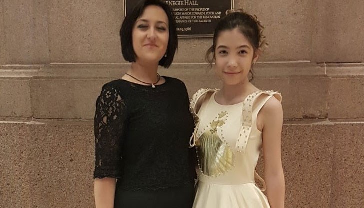 Младата изпълнителка излезе на сцената заедно със своята преподавателка по пиано - Мая Тодорова