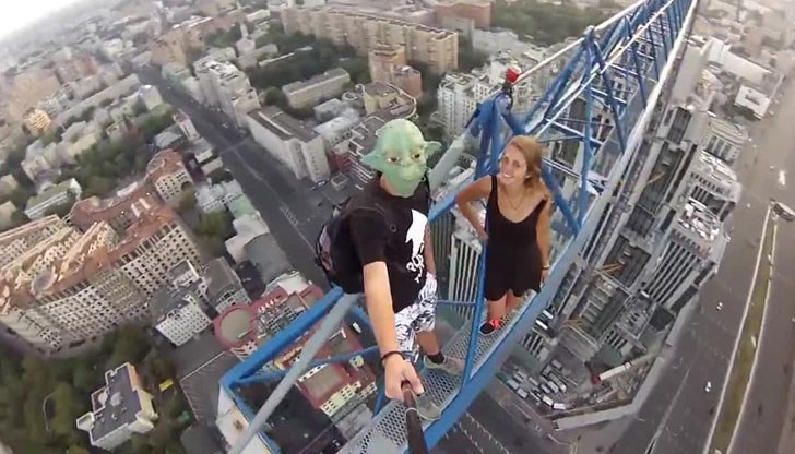 Те висят от кранове и вагони, споделят снимките в интернет и най-опасната обира залозите Те висят от кранове и вагони, споделят снимките в интернет и най-опасната обира залозите