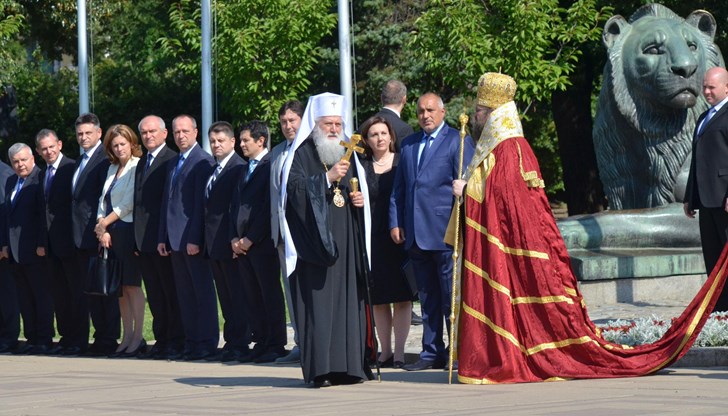 С почетния знак ще бъдат отличени и президентът Роден Плевнелиев и академик Светлин Русев.