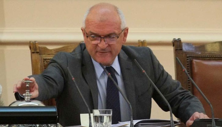 От общо 232 гласували депутати 114 гласуваха "за", а 118 "против" оставката на председателя От общо 232 гласували депутати 114 гласуваха "за", а 118 "против" оставката на председателя