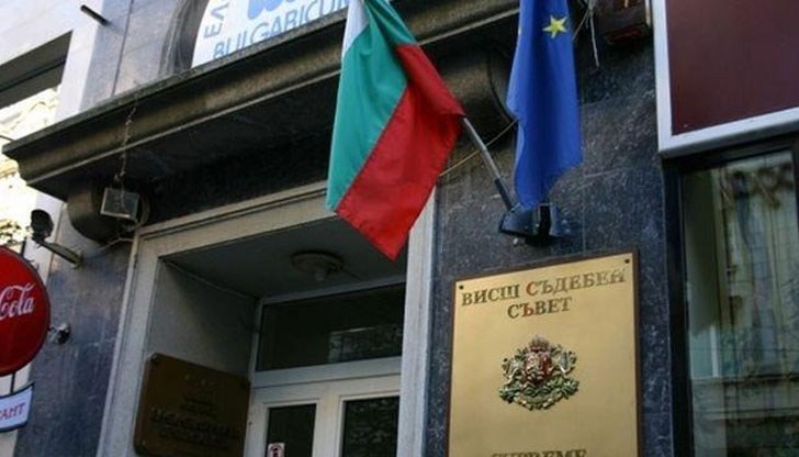 Освен него влизат и тези 5-ма върховни съдии