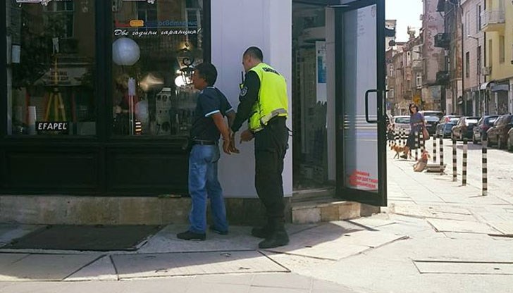 Няма как да оставим да ритат майките и бабите ни, нали? Няма как да оставим да ритат майките и бабите ни, нали?