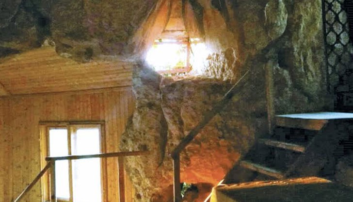 Туристи наблюдаха как слънчевите лъчи се отразяват върху стенописите Туристи наблюдаха как слънчевите лъчи се отразяват върху стенописите