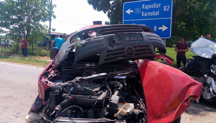 Джип блъска лека кола, която се забива във влекач, превозващ натовска военна техника