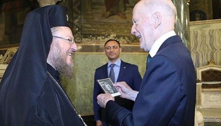 Митрополит Наум му поднесе скромен подарък