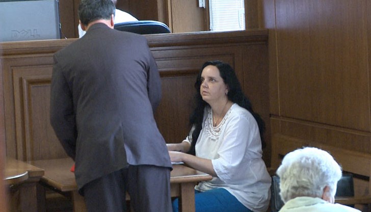 Помните ли акушерката, която бе хваната с камери, че пребива новородено? Помните ли акушерката, която бе хваната с камери, че пребива новородено?