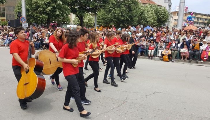 Оркестърът беше поканен от Община Казанлък да се включи в отбелязване на 114-те празници на розата