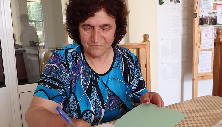 Пенсионираната учителка е събрала в томчето най-добрите 30 лирични творби