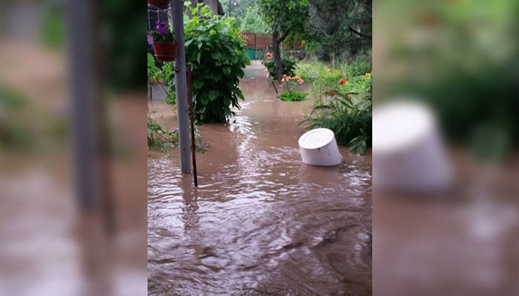Дъждът е наводнил дворове и улици