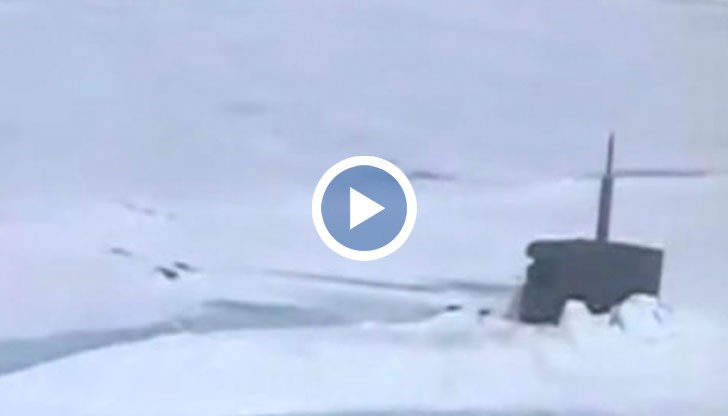 Вертолет извършва няколко кръга над попадналата в леден капан подводница