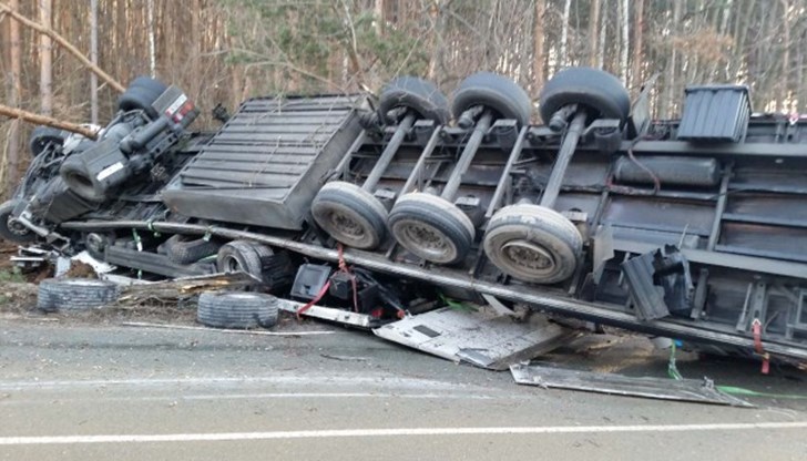 ТИР се преобърна на магистрала „Тракия“ / Снимката е илюстративна
