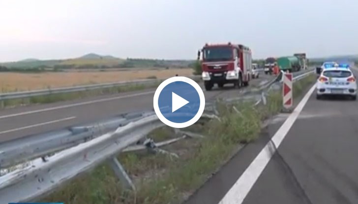 Товарният автомобил спукал гума, пътувайки в посока Пловдив, преминал през мантинелите и се обърнал в другото платно