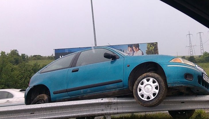 Два автомобила катастрофираха на кръгово кръстовище на главен път край Перник