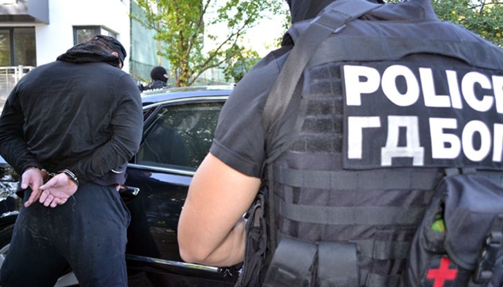 Къщата му бе претарашена от антимафиотите, които изведоха цялата му рода навън и започнаха обиски