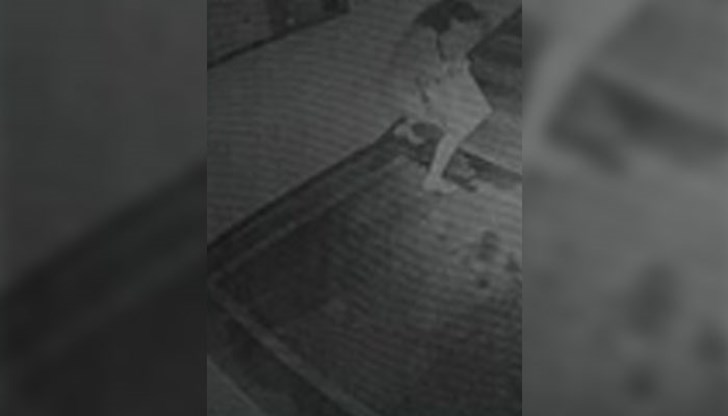 В момента разярени съседи я издирват