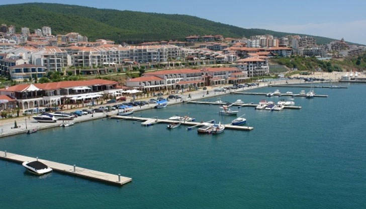 Луксозни лимузини натрошиха бариерата и нахлуха в "Планет" Луксозни лимузини натрошиха бариерата и нахлуха в "Планет"