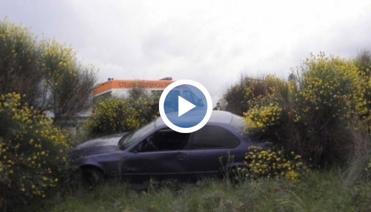 Колата се преобърнала по таван, но я бутнали да си падне на колелата, за да не им се „подиграват” хората