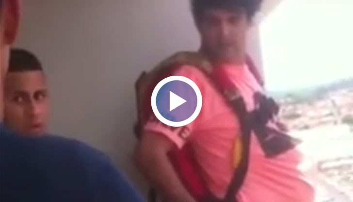 Той обаче е непреклонен и се хвърля