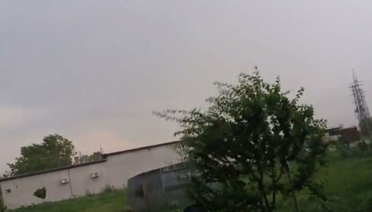 След буря в града има изпочупени прозорци, скъсани ел. жици, изкоренени дървета и оранжерии След буря в града има изпочупени прозорци, скъсани ел. жици, изкоренени дървета и оранжерии